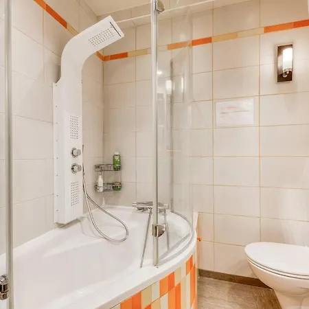 De Caractere Avec Jardinet Privatif A 1 Min Metro 1, Paris, Disneyland Apartment *