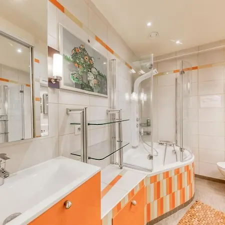 Apartment De Caractere Avec Jardinet Privatif A 1 Min Metro 1, Paris, Disneyland *